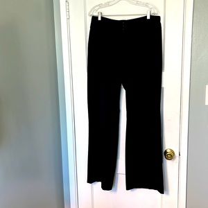 🌸Classic pair of black slacks w/ 3 button waist closure & faux back pockets🌸